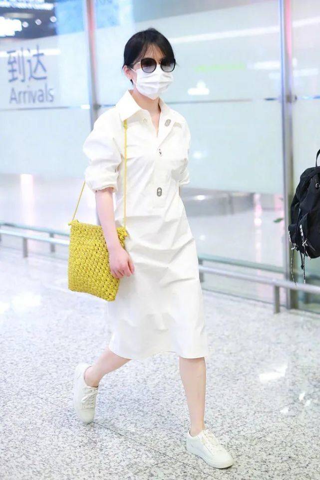 原创俞飞鸿现身机场，穿白色衬衫裙女神气质满满，哪里像是49岁女人？