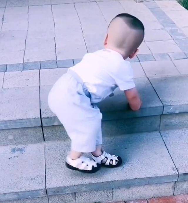 妈妈将娃交给奶奶带,两月后奶奶发来视频,儿子变化之大让妈妈不敢置信 妈妈将娃交给奶奶带,两月后奶奶发来视频,儿子变化之大让妈妈不敢置信