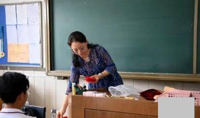 高考前的最后一堂课,老师送出了57个红包,全班同学泪眼朦胧 高考前的最后一堂课,老师送出了57个红包,全班同学泪眼朦胧
