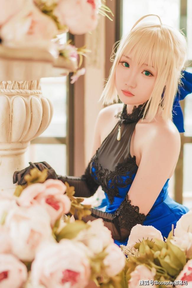 cos:蓝色修身礼服,让saber此刻变成了一颗璀璨之星