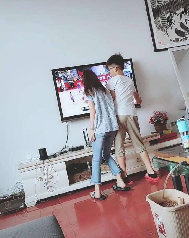 孩子|爸爸在一旁左右为难，网友：不该揍儿子一顿吗？兄妹俩为抢电视看大打出手