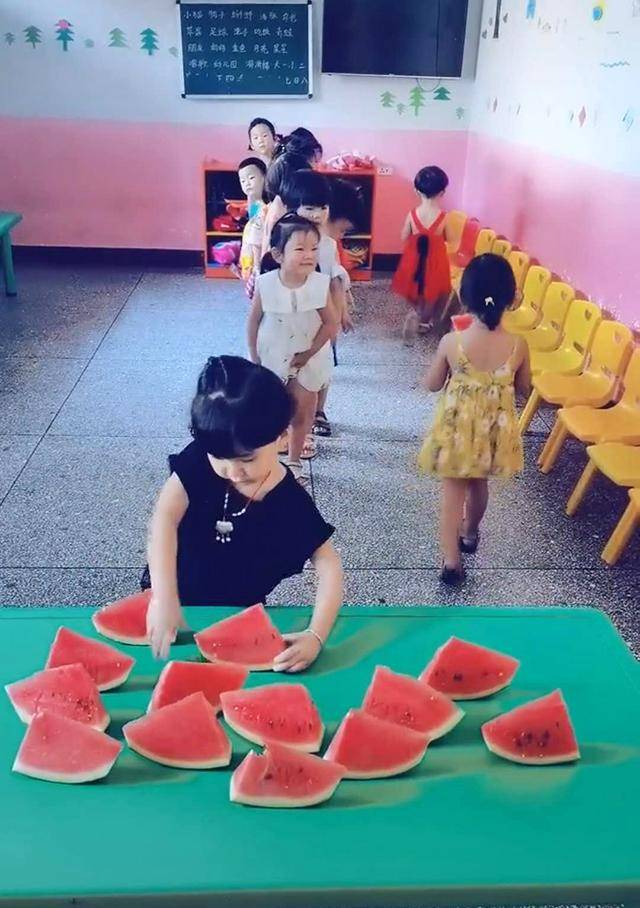 幼儿园宝宝领西瓜，插队、挑三拣四、争抢问题多，老师看了不淡定