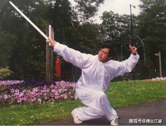 武当功夫大师展示轻功五连踢!拳迷:马保国闪电五连鞭秒杀你