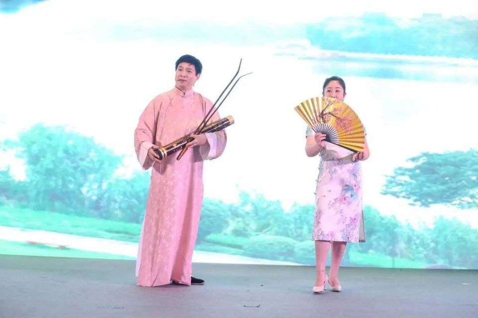 周美琳两位老师上台表演江苏省级非遗——板桥道情,用精彩的表演,让