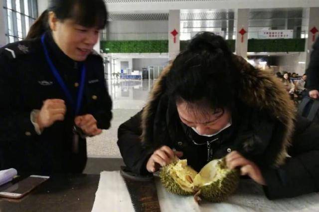 男子高铁安检被拒,一口气喝下4000元茅台