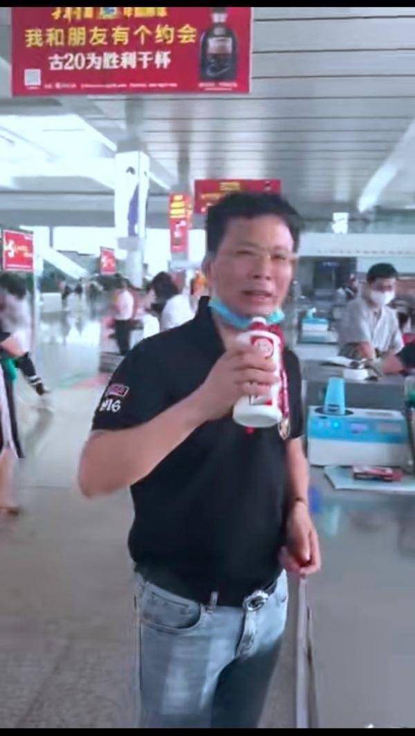 男子高铁安检被拒,一口气喝下4000元茅台