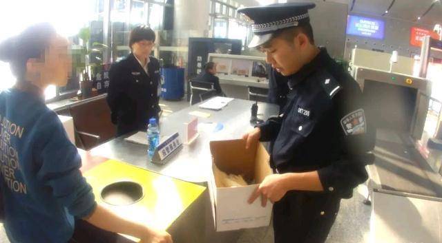 男子高铁安检被拒,一口气喝下4000元茅台