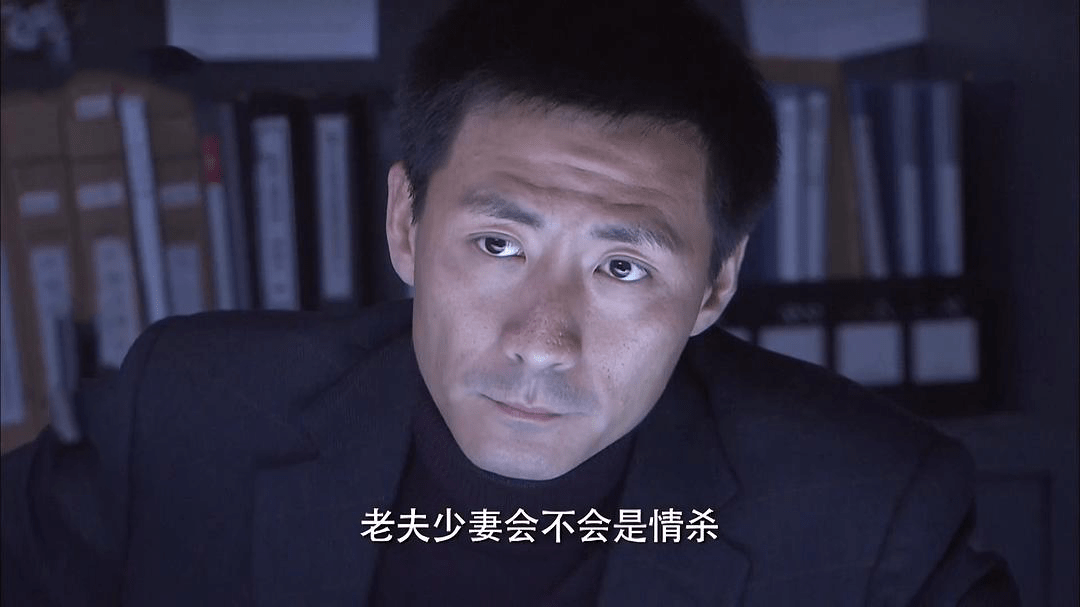《案发现场》总共有三部,第一部的主演是王志飞,第二部的主演是燕双鹰