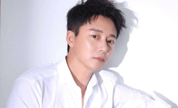演技不输张嘉译,被大咖踢出剧组十年无戏可拍;50岁被儿子带火