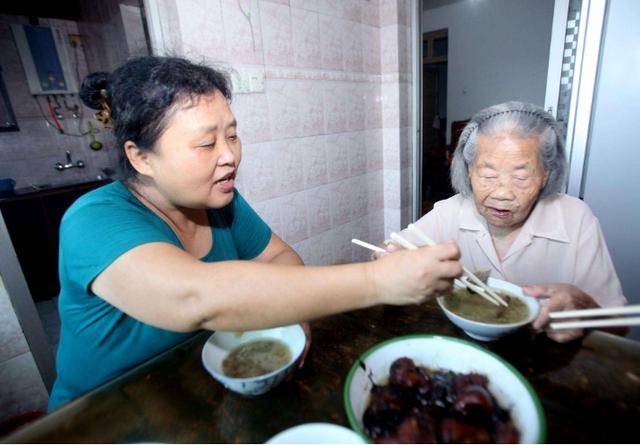 “养儿防老”已不现实，为了将来不拖累儿女，50岁前做好这些准备