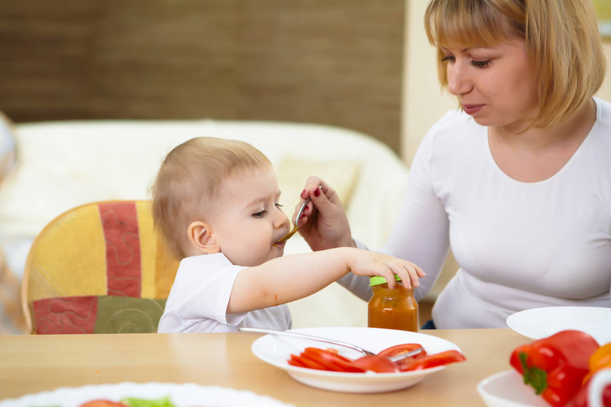 放手讓小孩自己吃飯：如何訓練一歲前拿湯匙吃飯－ 鷹式家庭