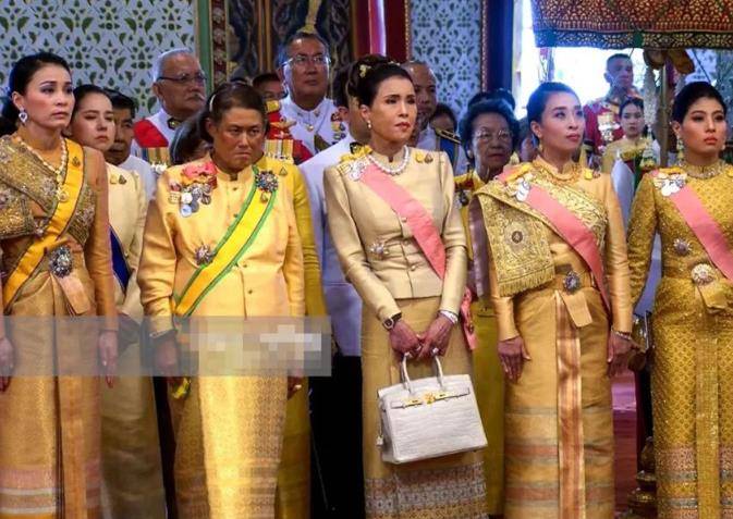 去年五月份玛哈国王继承大统,成为泰国名正言顺的拉玛十世.
