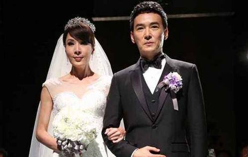 原创焦恩俊频繁晒美女照片,被网友质疑,妻子此前也曾承认感情触礁