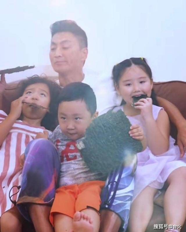 最帅“展昭”何家劲61岁仍未婚,卖海苔身家过亿