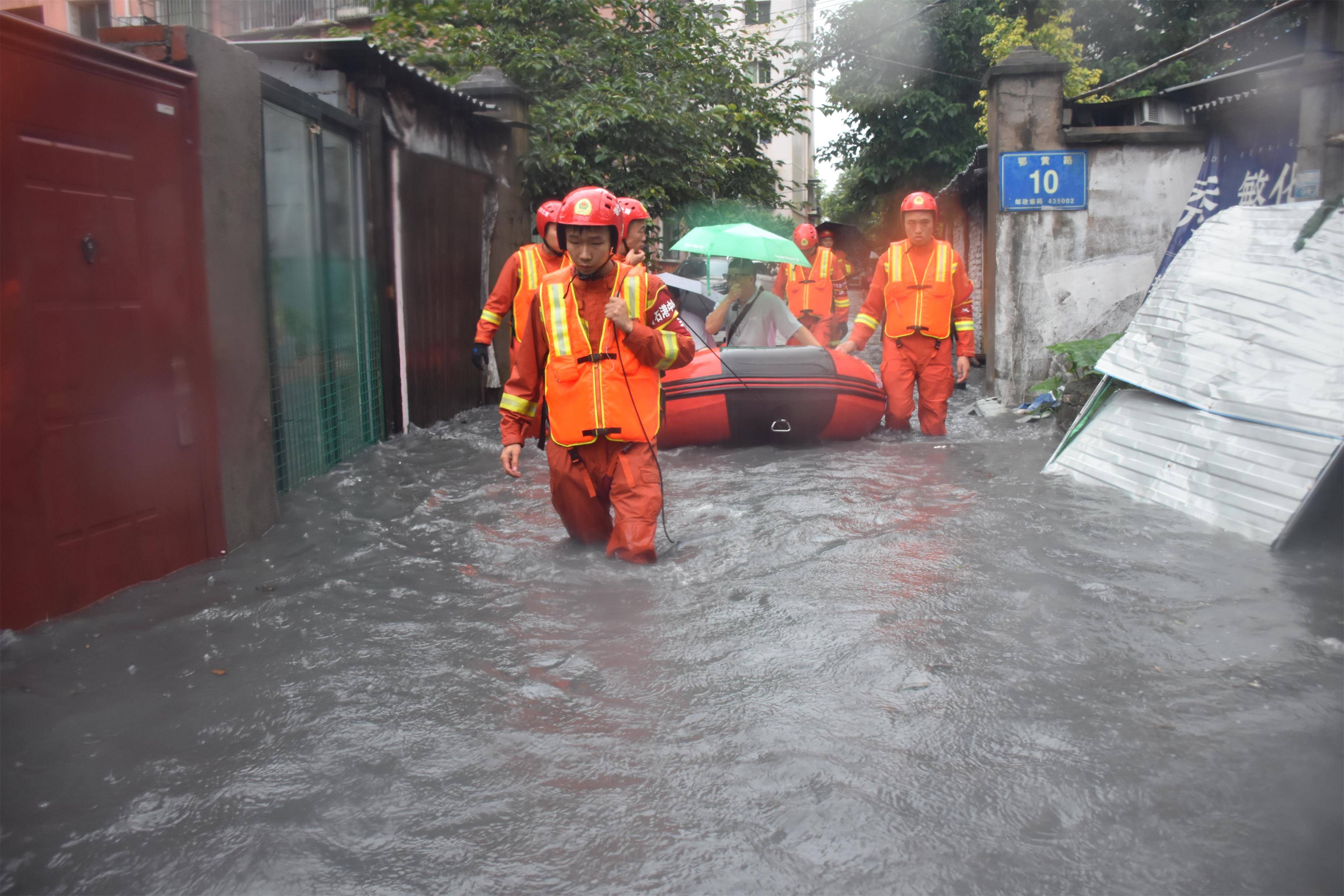 湖北黄石:普降暴雨致内涝 消防员趟水转移52人