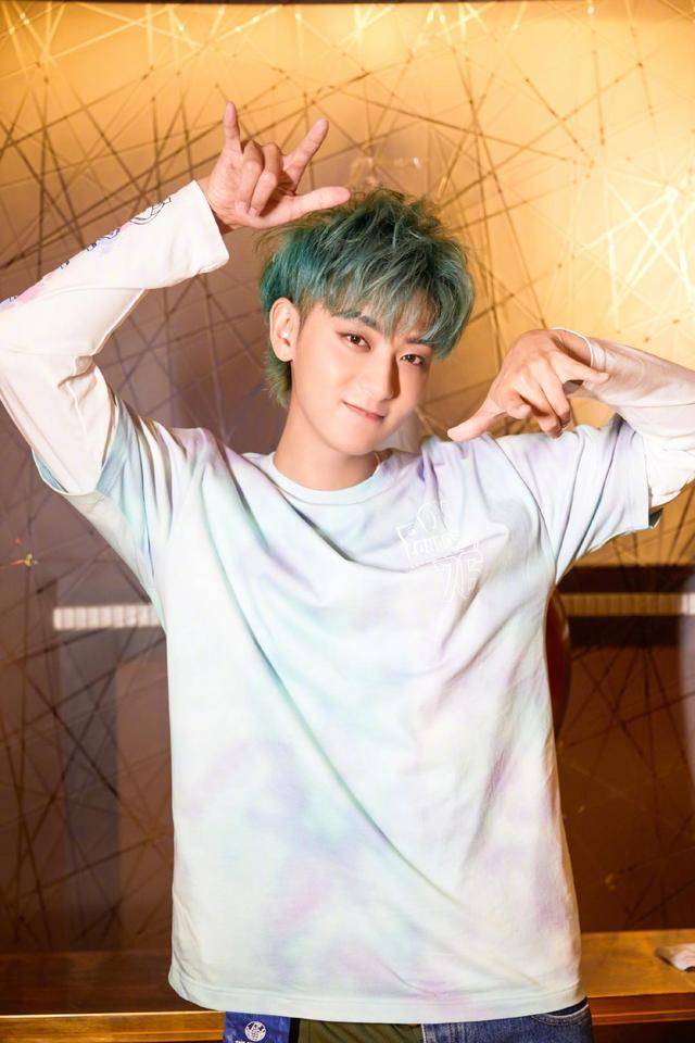 黄子韬开微博6年，粉丝千万却只关注一人，看清