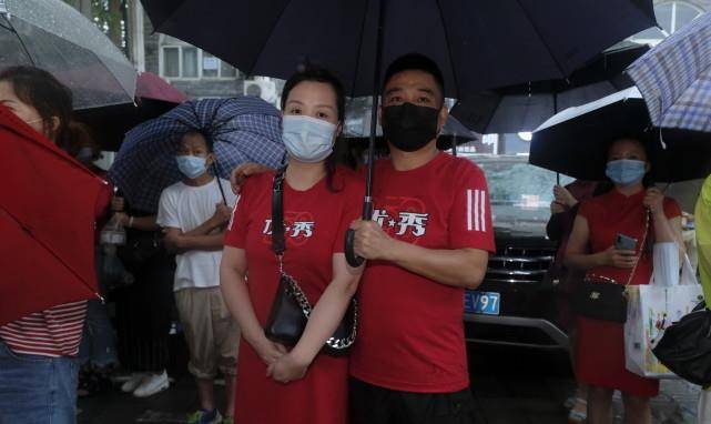 武汉家长暴雨中送考画面令人泪目口罩旗袍天团亮相为孩子加油