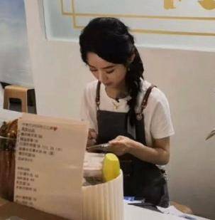 晓明赵丽颖现身街头,颖宝露脐装超瘦