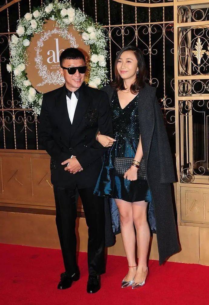 『墨绿』墨绿短裙搭风衣,性感又迷人,孙红雷小15岁娇妻居然这么美
