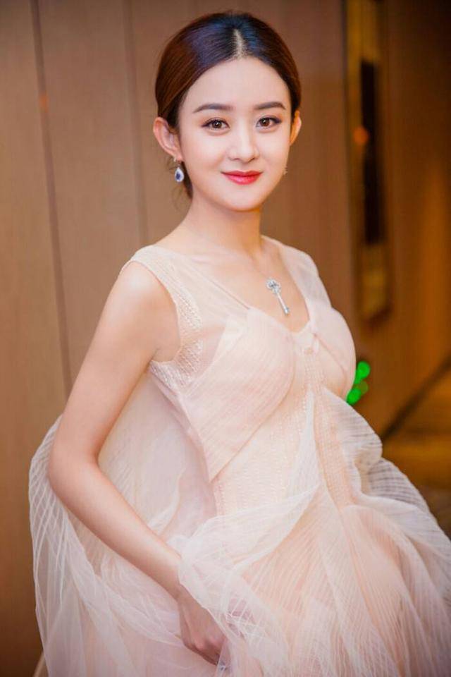 晓明赵丽颖现身街头,颖宝露脐装超瘦