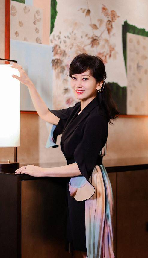 #赵雅芝#,66岁赵雅芝被夸容颜不老?当没了美颜滤镜后,众人直呼失态了