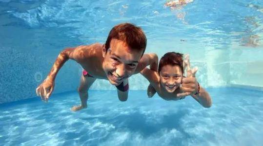 夏天到了孩子吵着要学游泳，孩子几岁学游泳会比较好