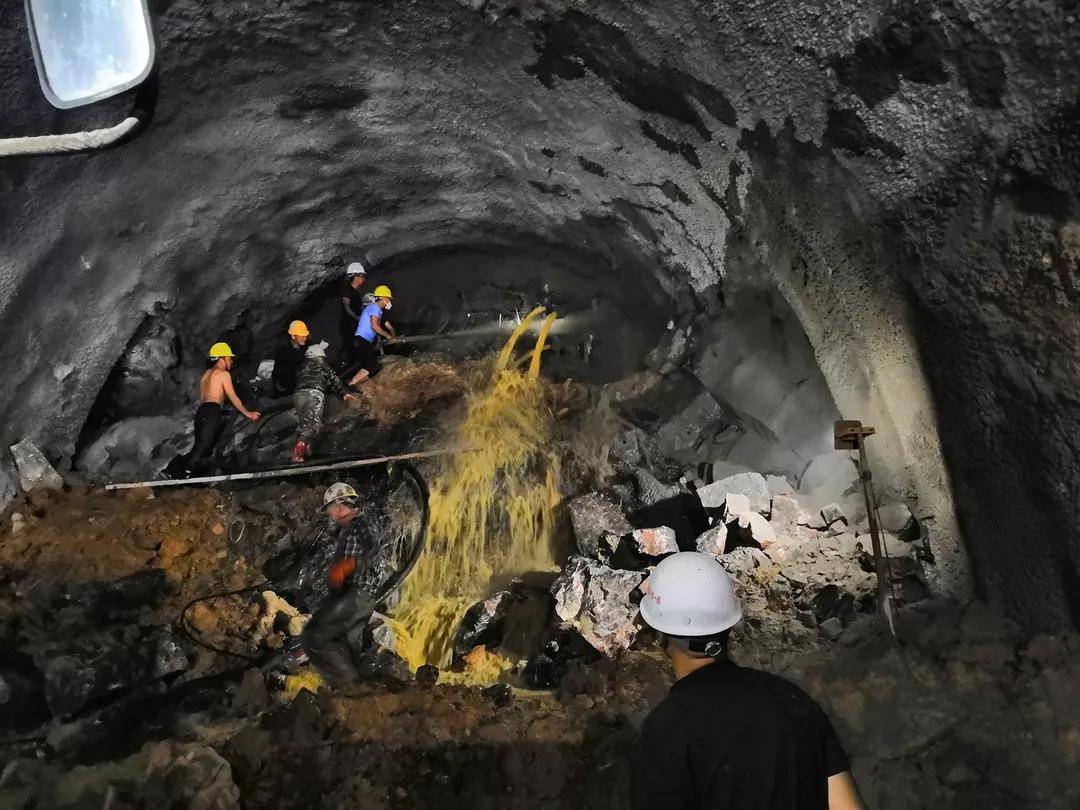 暗挖隧道施工过程中,遭遇涌水(2019年7月)