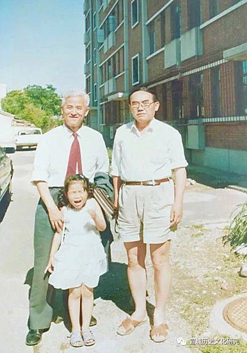 1992年夏,袁良义先生偕女儿袁慰与北大同窗戴逸先生合影于中关园