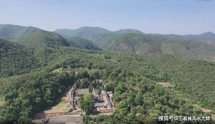 西接虎山,北依后岭,南拱面山,整个地形若莲花状,该寺居正中,风水中喝
