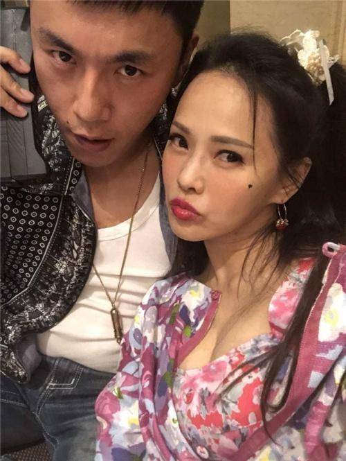 伊能静“名媛式”富养女儿，喝红酒做按摩，却被批不会育儿