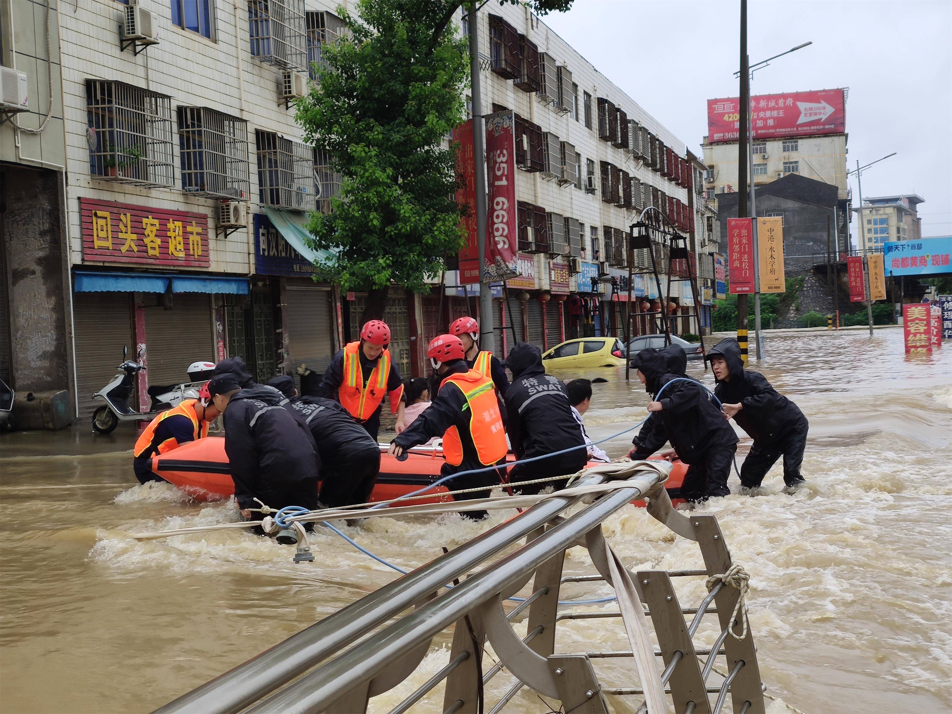 湖北黄梅576名考生因暴雨被困,消防紧急救援