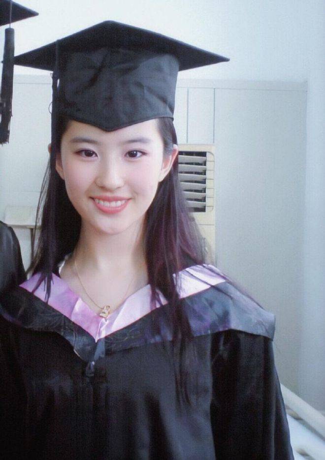 刘亦菲15岁毕业照,拥有天使面孔,还有才华,被赞:"仙女
