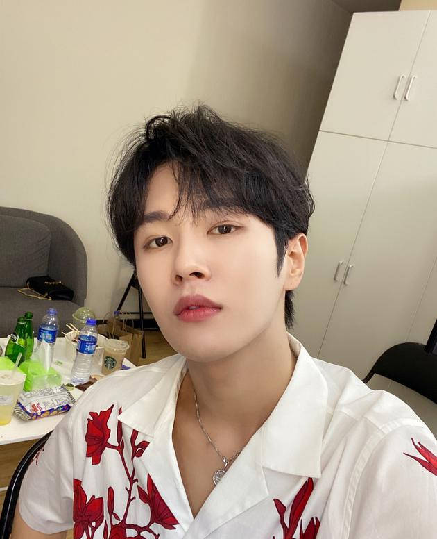 岳云鹏回应李汶翰表白：下次请你看德云社的演