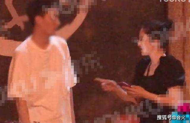 董璇恋情曝光？与小11岁男星深夜举止亲昵，说话