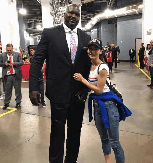 日本nba女主播因合照走红,身材紧致性感,奥尼尔合照小鸟依人