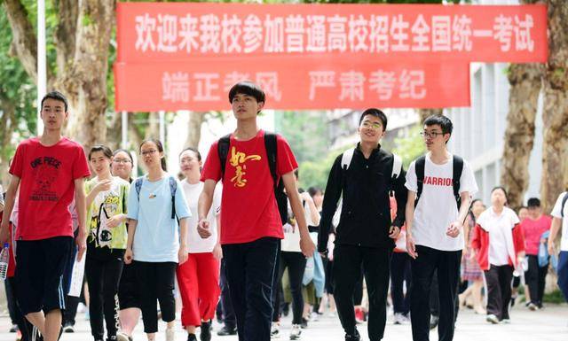 网友|原创仝卓被爆将复出，却沦落到给夜市活动站台？频频作妖糊了太活该