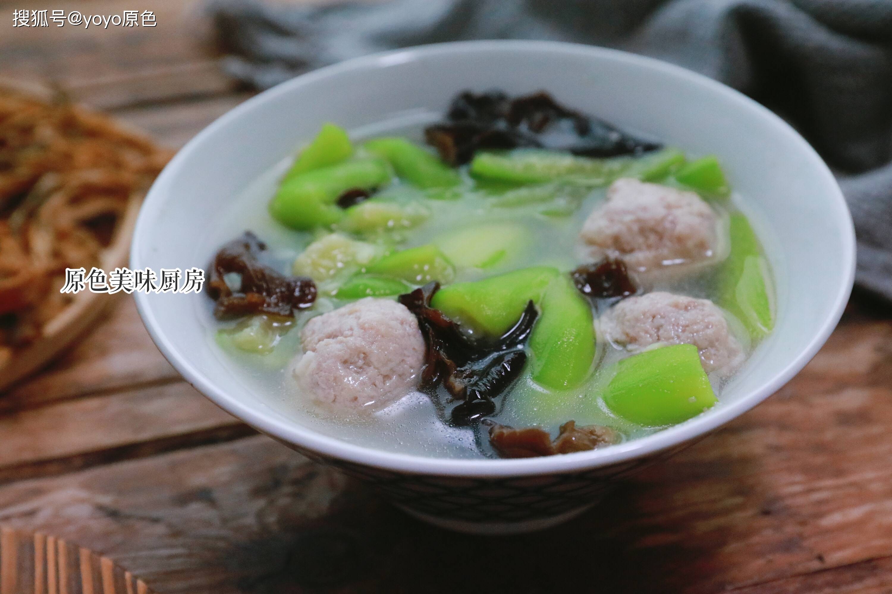 编辑 丝瓜丸子汤【制作原料 丝瓜 3条 肉丸子 5个 盐 1茶匙 蘑菇