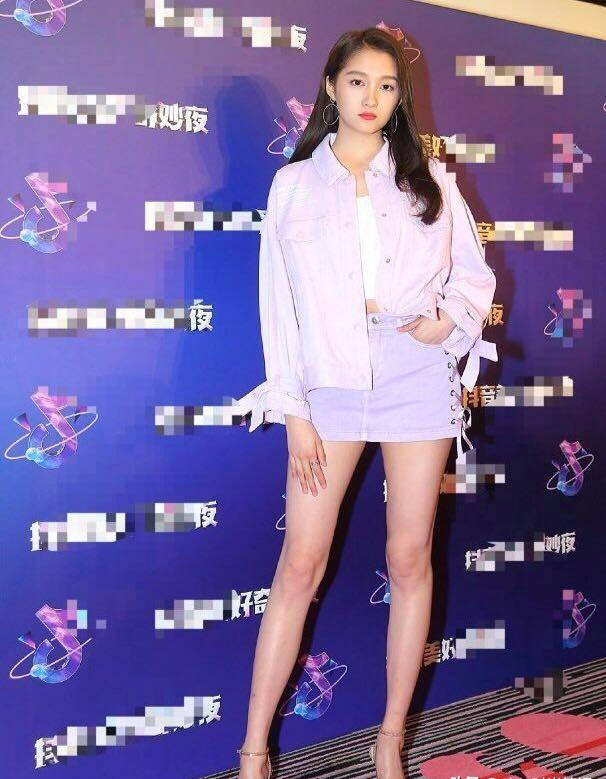 关晓彤的大长腿真的太适合短裙了,紫色的短裙套装,穿上去就两个效果