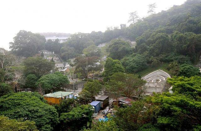 赌王丧礼各房太太与子女们到场，个个神情肃穆