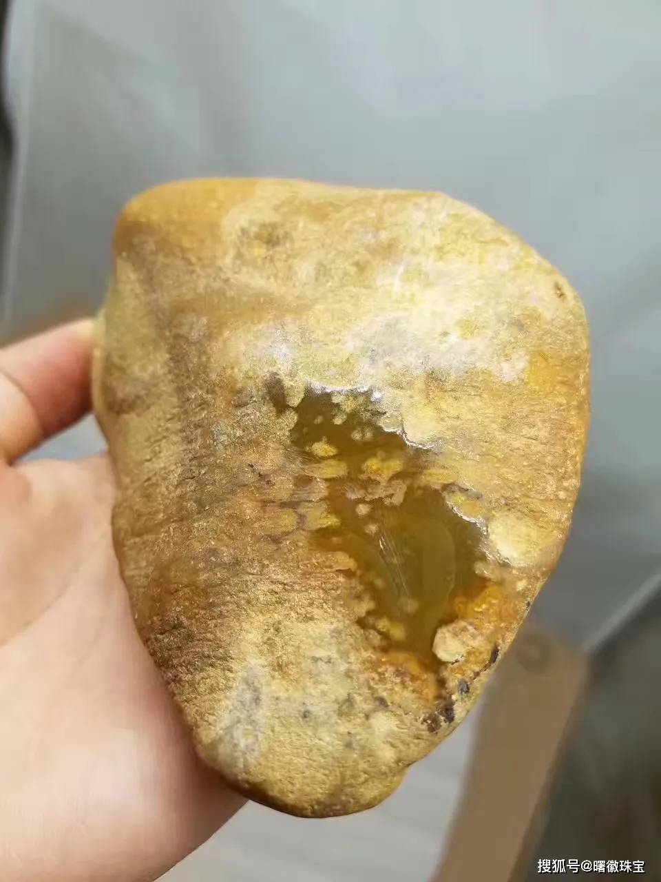 原石切出的黄翡手镯庄重典雅