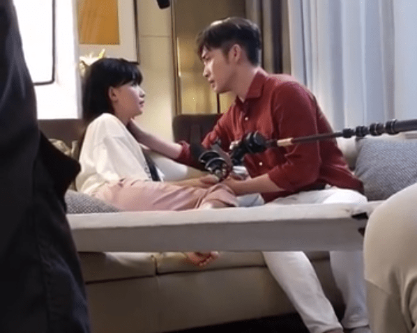原创被张彬彬摸脸孙怡假装淡定但坐姿却看出对董子健的尊重