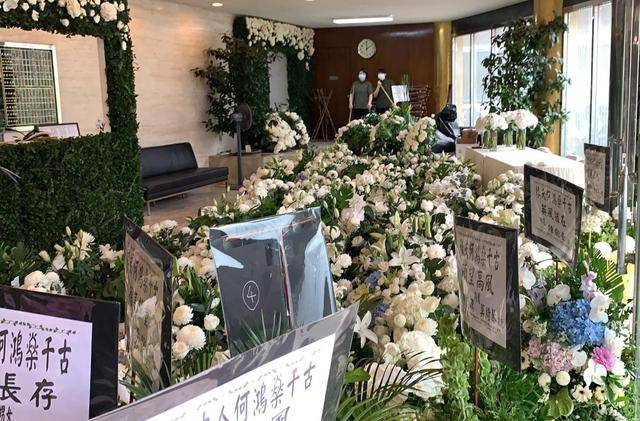 赌王丧礼各房太太与子女们到场，个个神情肃穆