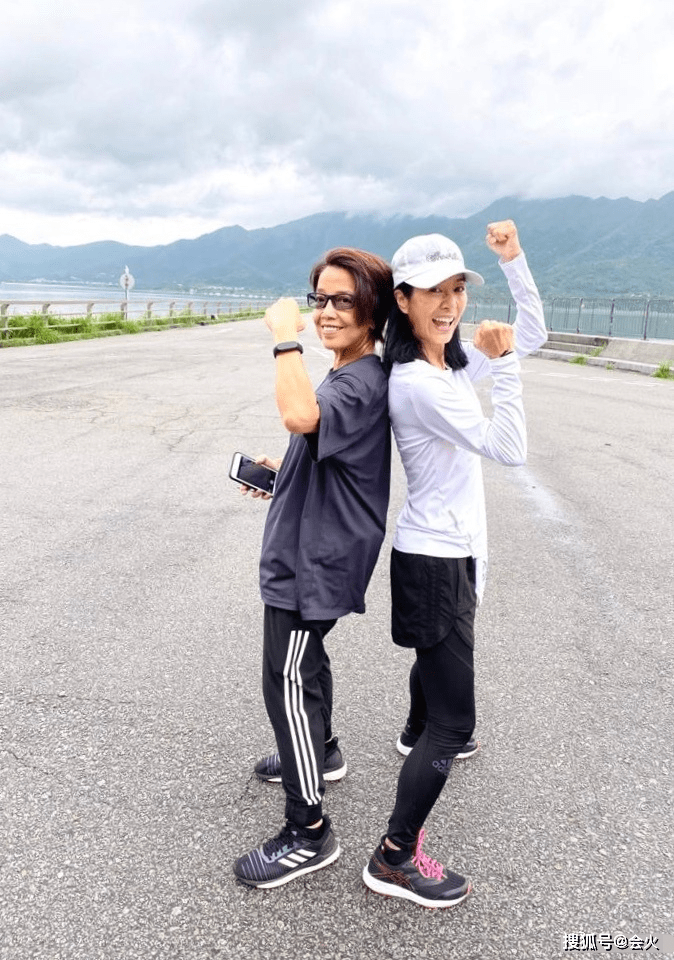 活力|原创65岁米雪晒近照，与周润发爬山活力满满状态好，皮肤黝黑笑容灿烂