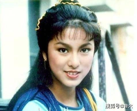 活力|原创65岁米雪晒近照，与周润发爬山活力满满状态好，皮肤黝黑笑容灿烂