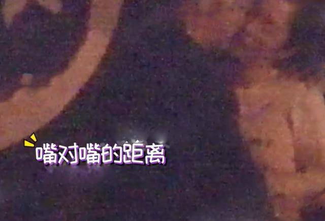 董璇被曝疑似有新恋情，与90后男演员搂腰贴脸动