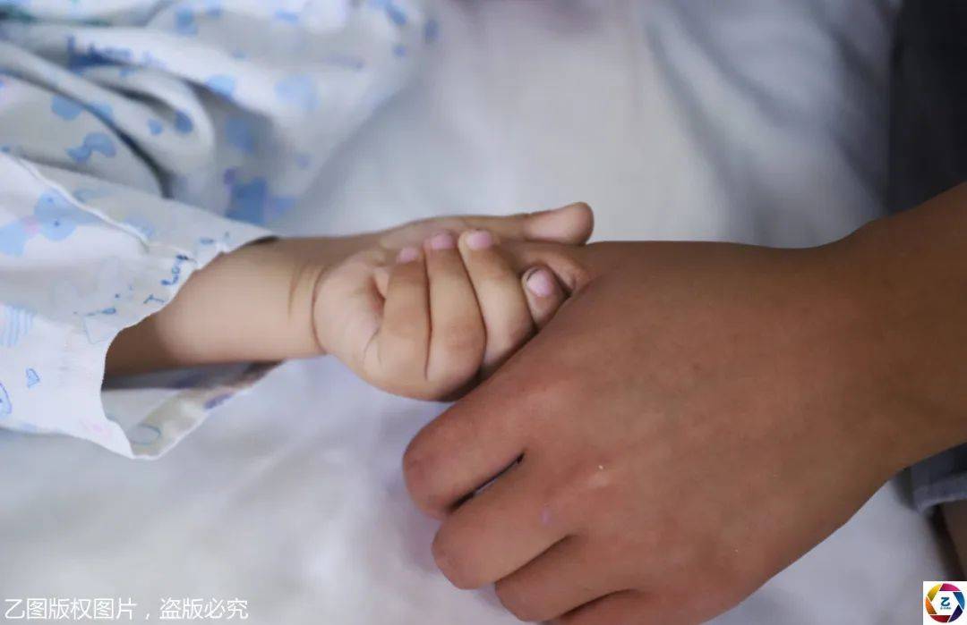 高温酷暑，小伙每天在工地高空作业超过10小时，