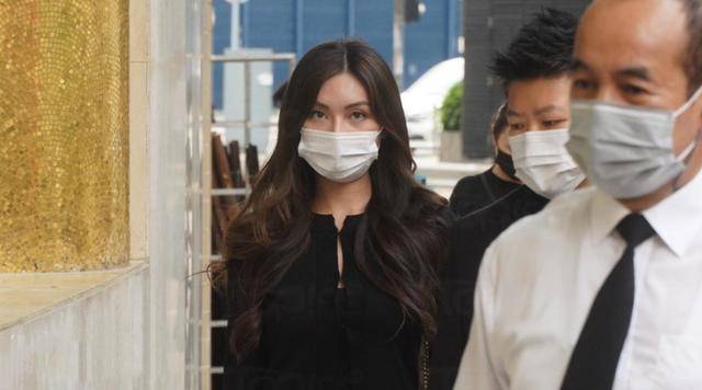 赌王丧礼各房太太与子女们到场，个个神情肃穆