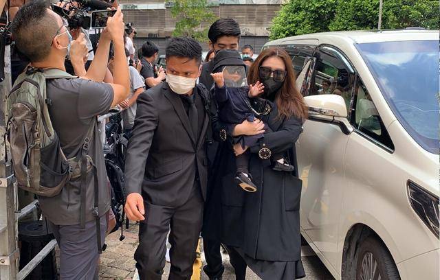 赌王丧礼各房太太与子女们到场，个个神情肃穆