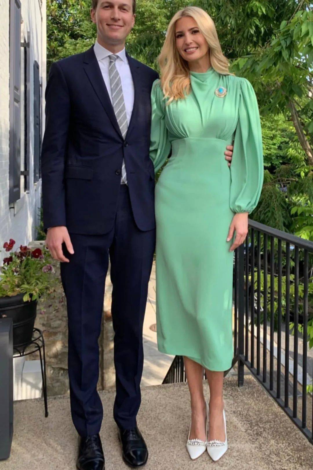 蒂芙尼|伊万卡姐妹同穿白西装，39岁姐姐靠身材惊艳，27岁胖妹妹羡慕了