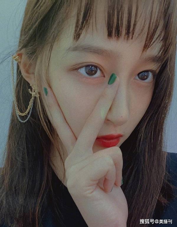 关晓彤|女明星钟爱狗啃刘海，迪丽热巴二次元公主，关晓彤似坏女孩